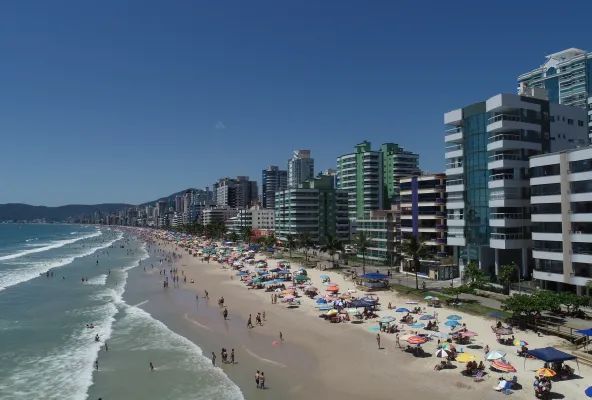 Itapema vive temporada de verão forte e aposta no Píer Oporto e roda-gigante para dar novo salto no turismo