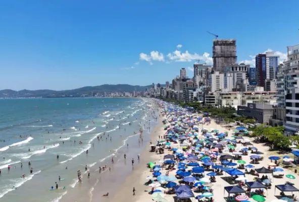 Itapema vive temporada de verão forte e aposta no Píer Oporto e roda-gigante para dar novo salto no turismo