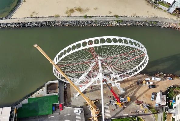 VÍDEO: Em fase de testes, roda-gigante de R$ 60 milhões gira pela primeira vez em SC