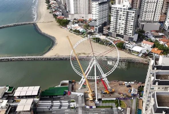VÍDEO: Em fase de testes, roda-gigante de R$ 60 milhões gira pela primeira vez em SC