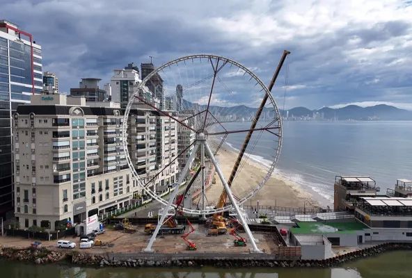VÍDEO: Em fase de testes, roda-gigante de R$ 60 milhões gira pela primeira vez em SC
